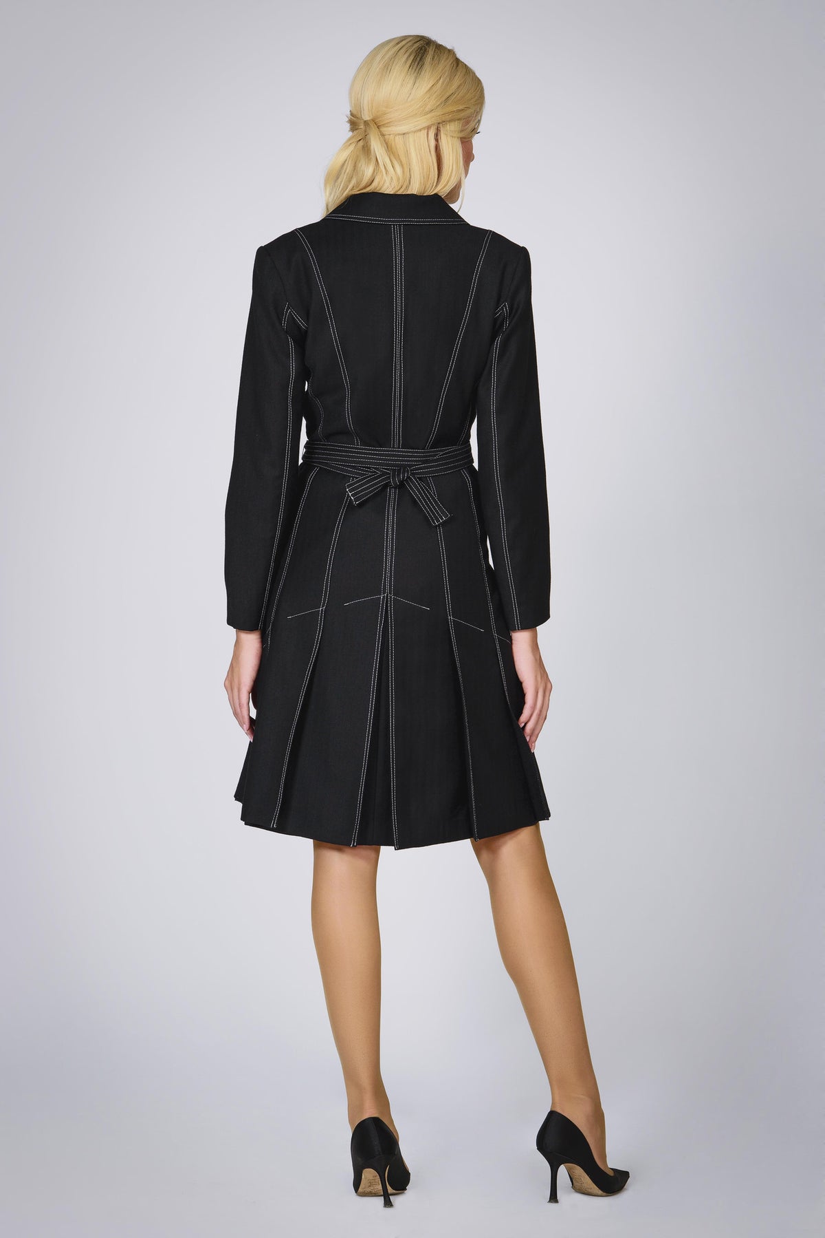 Virgin wool dress with pleated back and contrasting stitching