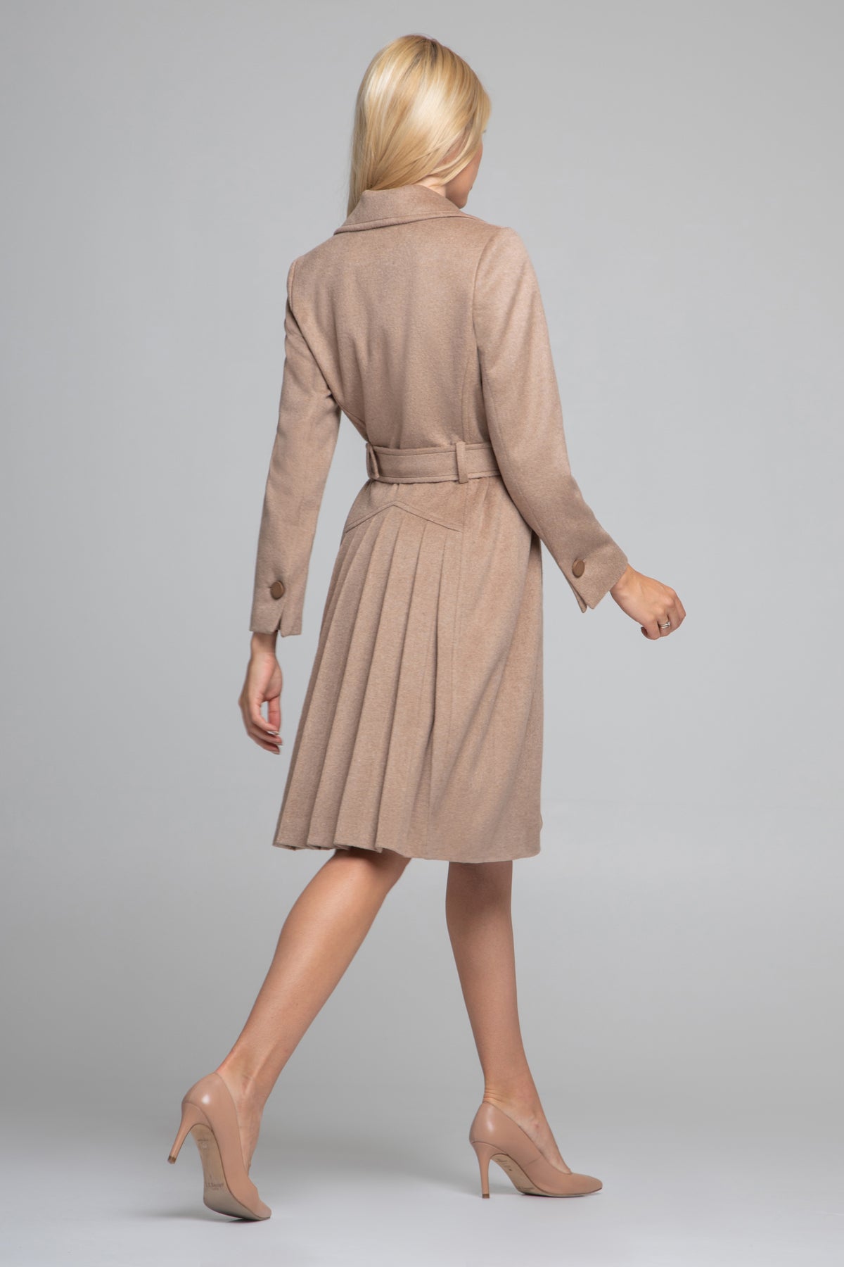 Camel wool and cashmere blend coat with double-breasted silhouette and pleated back