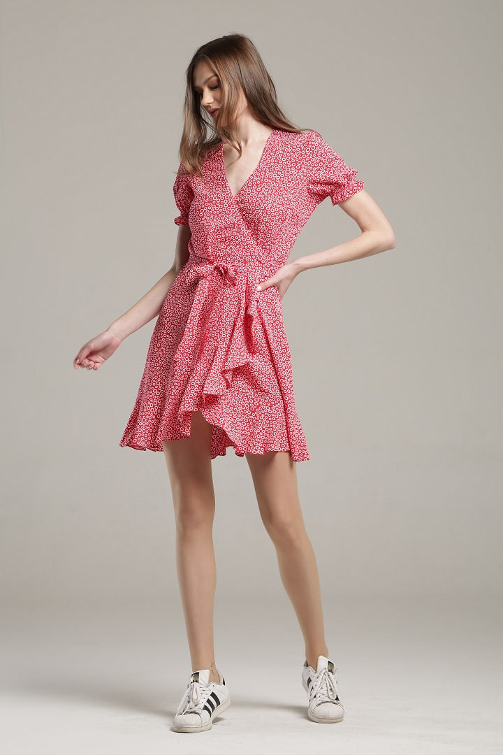Ruffled wrap dress with short sleeves in red print