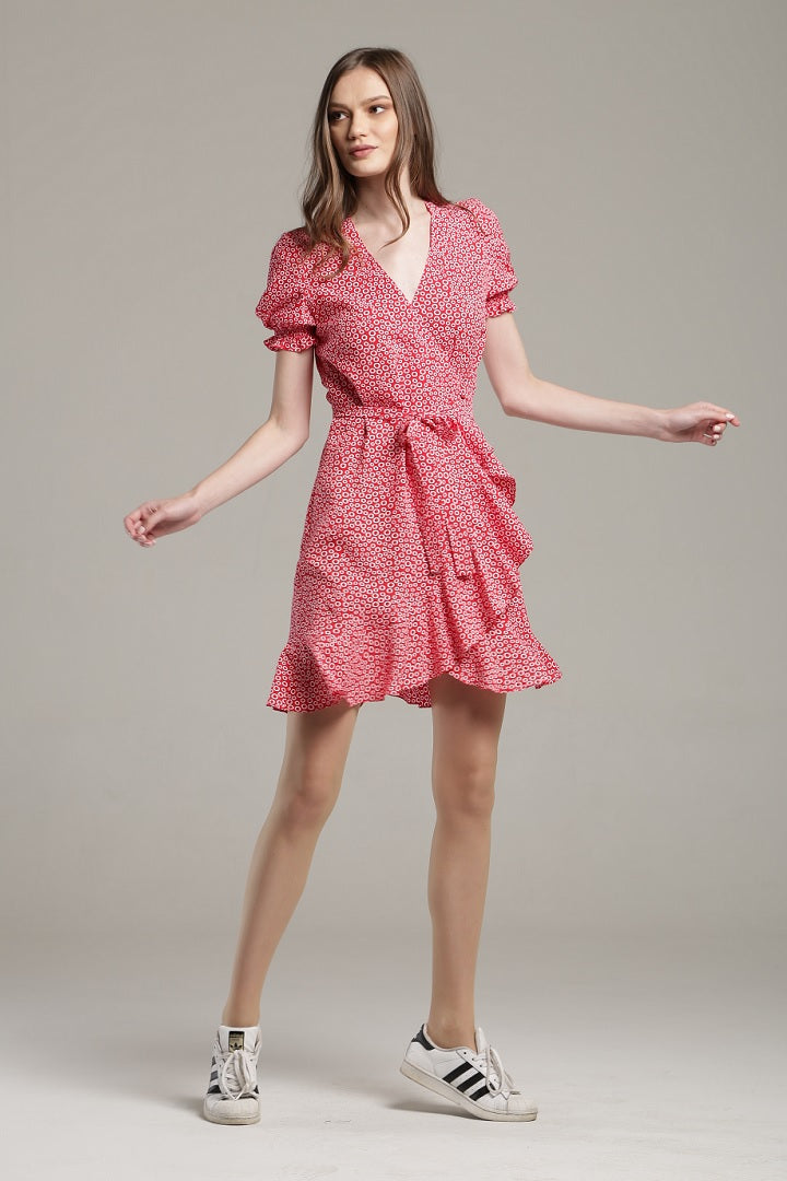 Ruffled wrap dress with short sleeves in red print