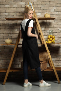 Overlapping cross-back linen apron in black