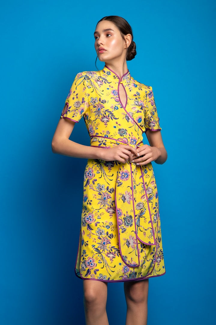 Kimono-style silk wrap dress with oriental print in yellow – RUMOUR LONDON