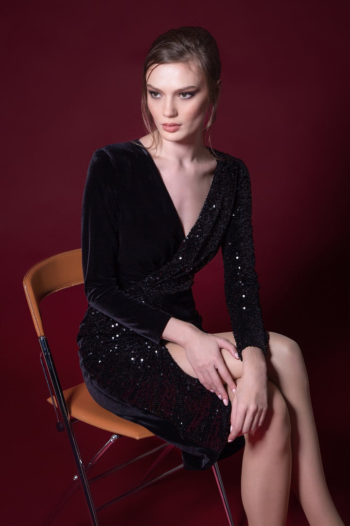 Sequined velvet dress with v-neckline and draped detail