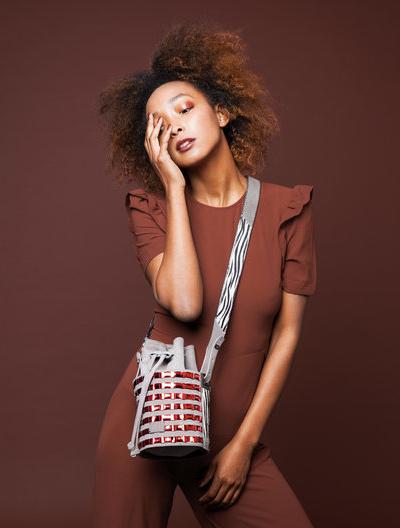 Mini circular bucket bag in grey with striped vino mirror effect