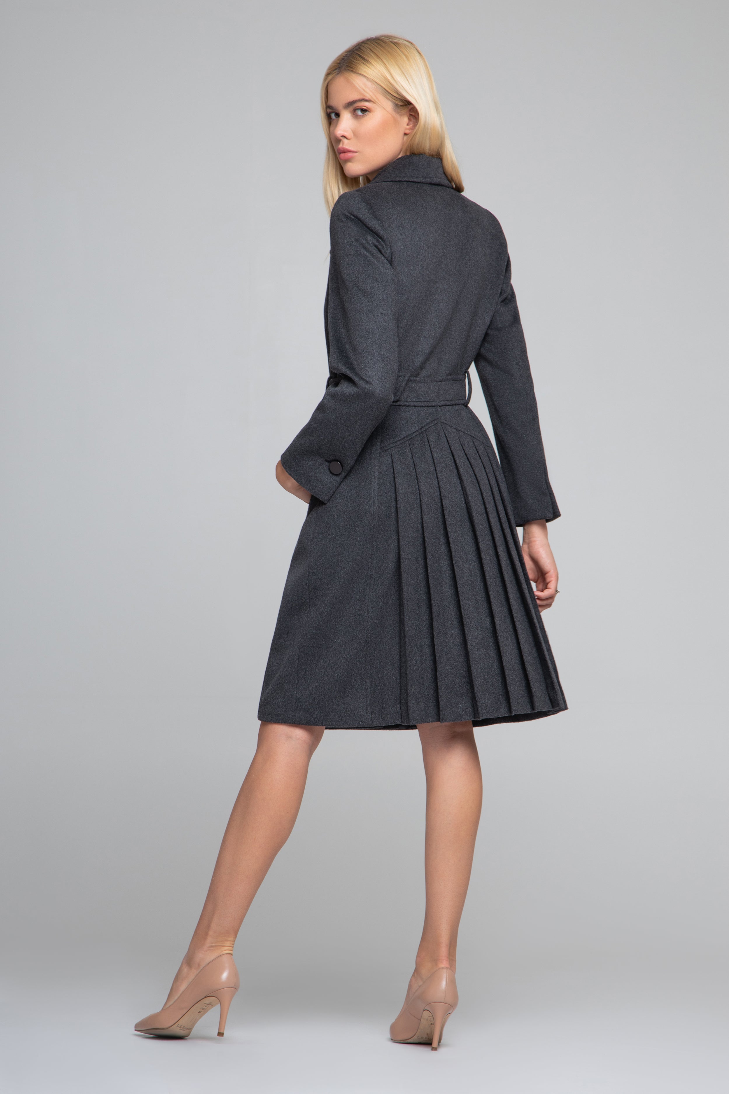 Grey wool and cashmere blend coat with double-breasted silhouette and pleated back