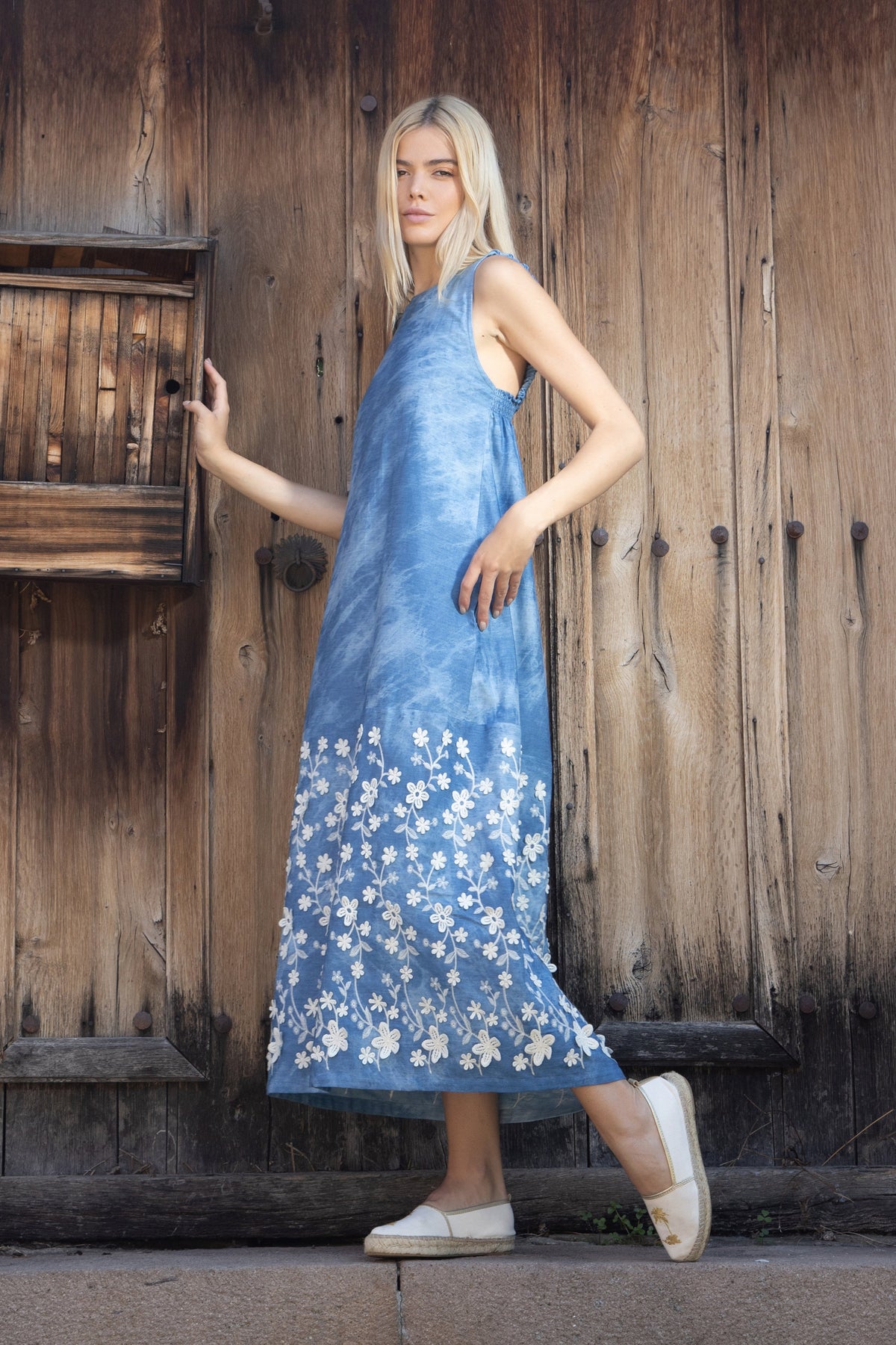 Capri maxi blue dress with embroidered panel