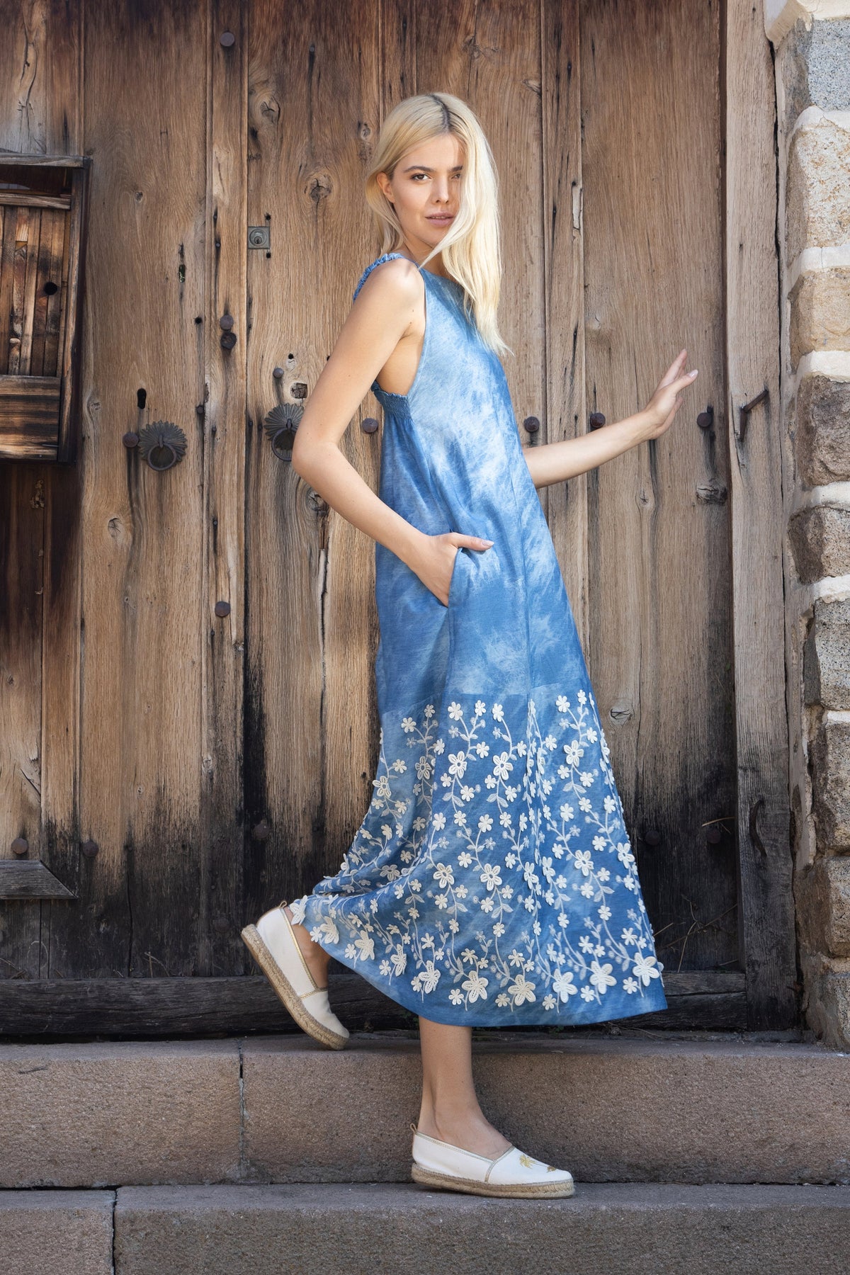 Capri maxi blue dress with embroidered panel