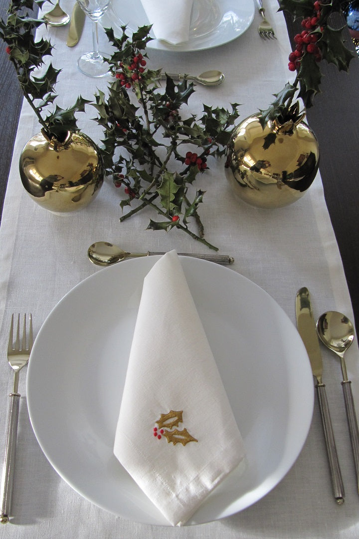 Set of 4 Embroidered Linen Napkins and Table Runner – Holly