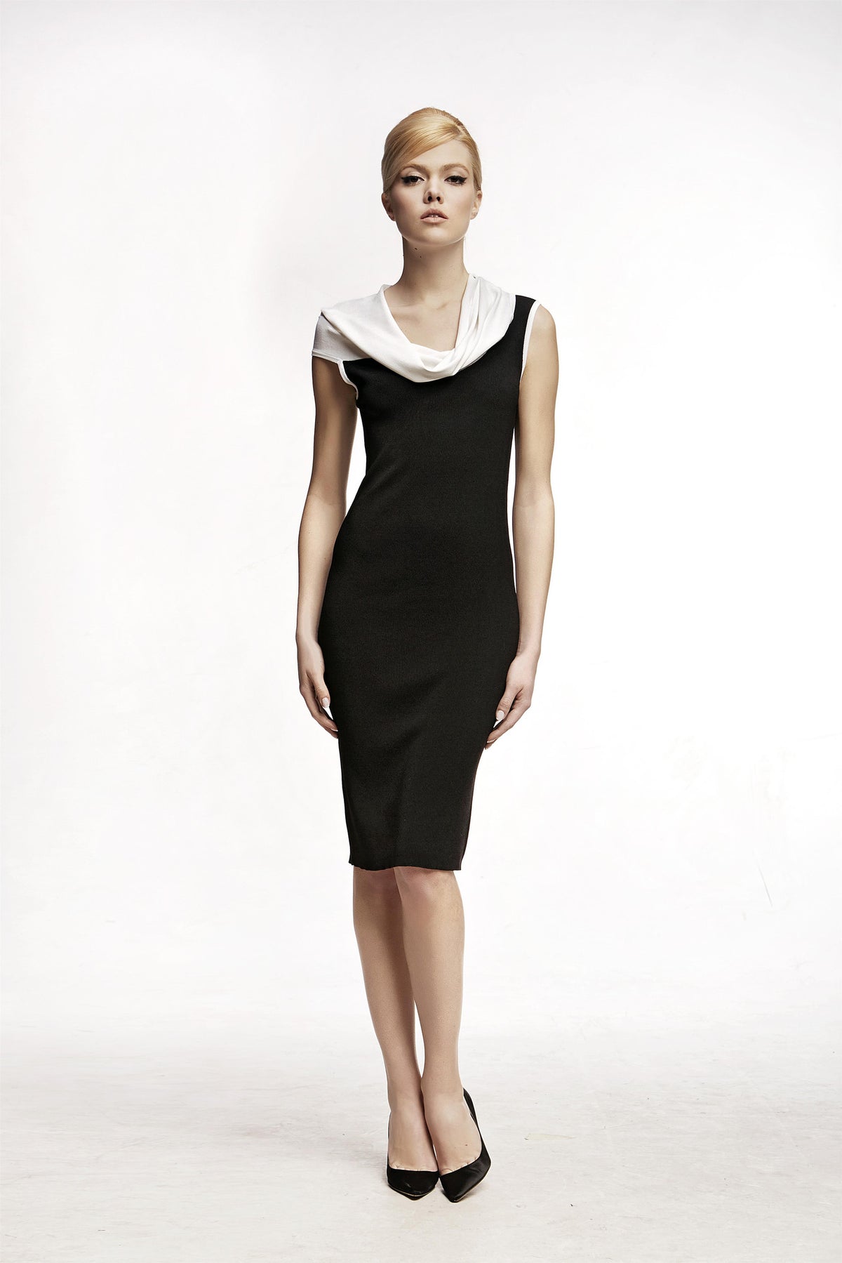 Asymmetric neckline knitted dress